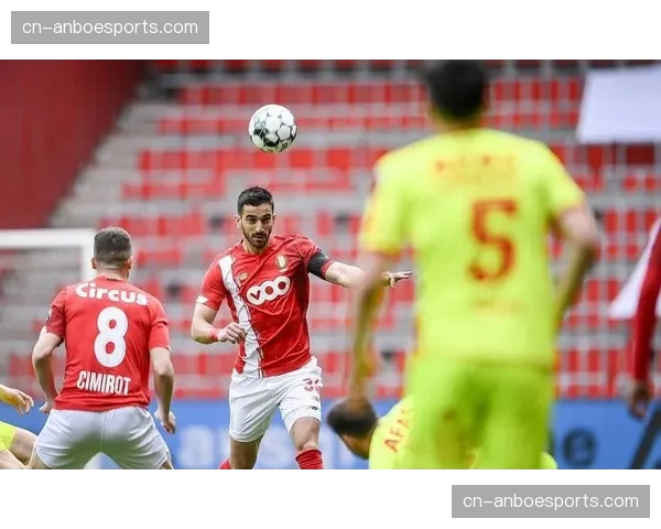 冲突瞬间：蒙彼利埃与朗斯球员因一次铲抢发生大规模争执