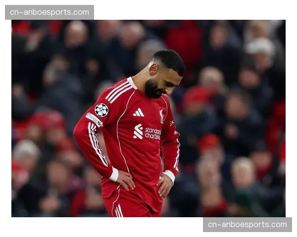 镜头捕捉：勒沃库森小将维尔茨罚入关键球后，望向看台上的家人