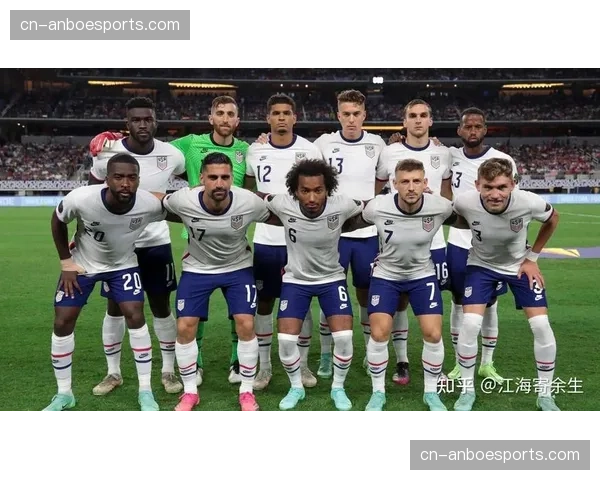 美国vs伊朗赛前，双方球员互换围巾合影